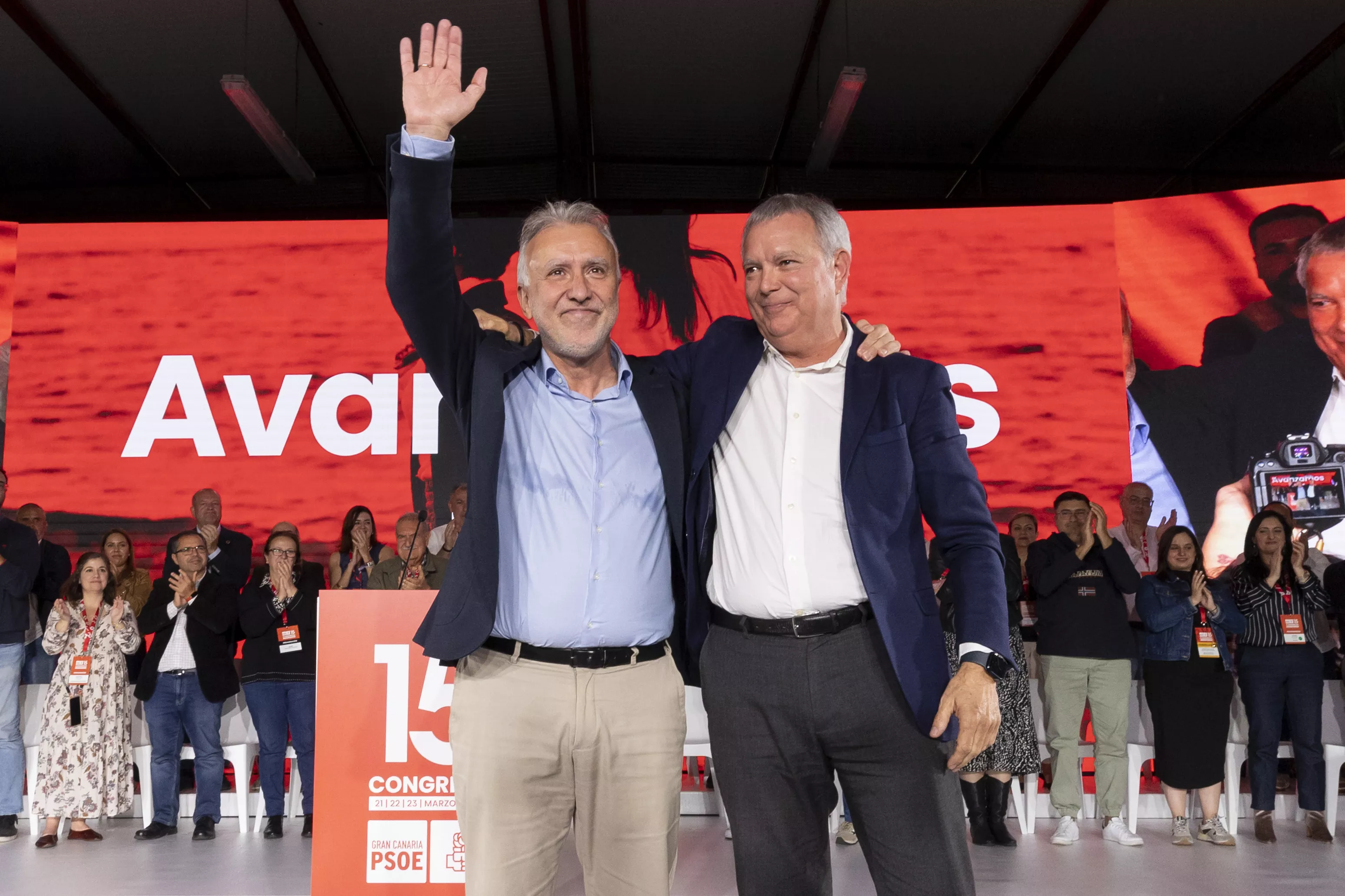El ministro de Política Territorial y Memoria Democrática, Ángel Víctor Torres, junto al secretario del PSOE de Gran Canaria, Sebastián Franquis (d). / QUIQUE CURBELO-EFE
