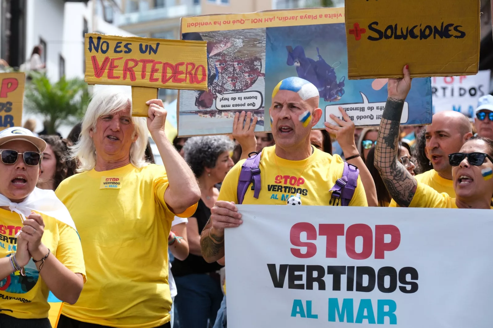 Cerca de un millar de personas participó este domingo en una manifestación por las calles del Puerto de la Cruz para reclamar una solución para Playa Jardín. / ALBERTO VALDÉS-EFE