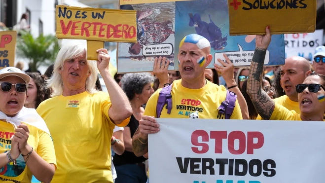 Cerca de un millar de personas participó este domingo en una manifestación por las calles del Puerto de la Cruz para reclamar una solución para Playa Jardín. / ALBERTO VALDÉS-EFE