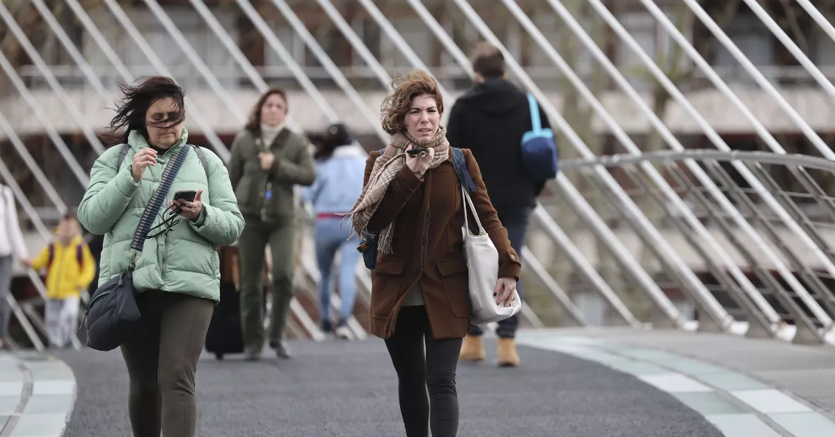 Imagen de dos personas caminando en un día ventoso / EFE