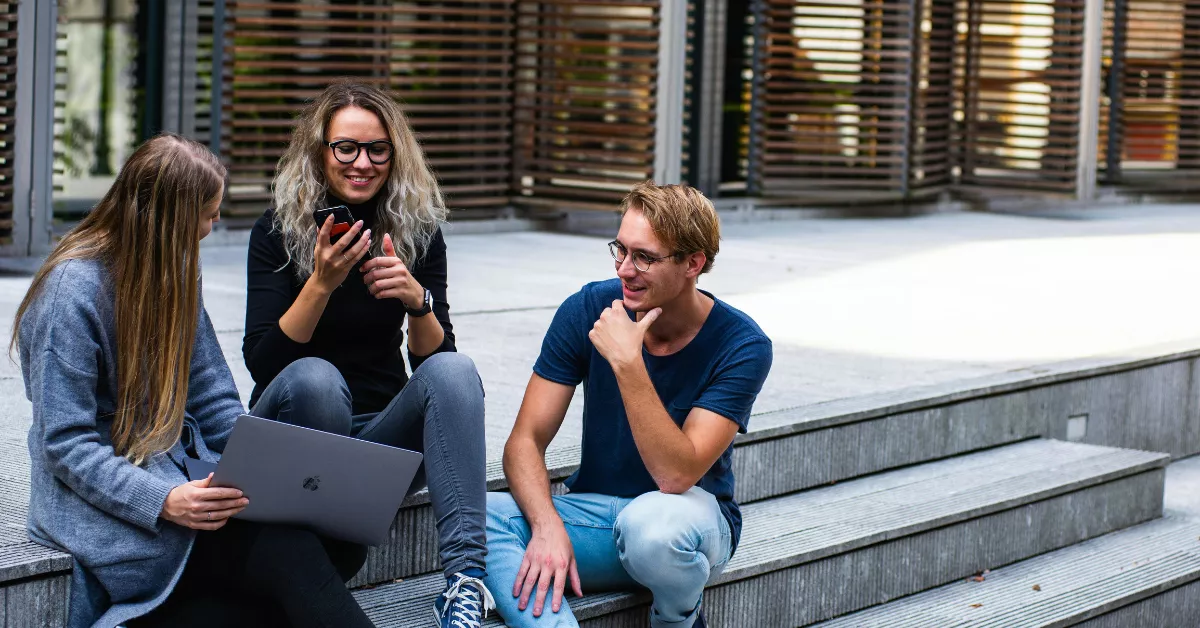 Imagen de personas pidiendo la beca de estudios / PEXELS