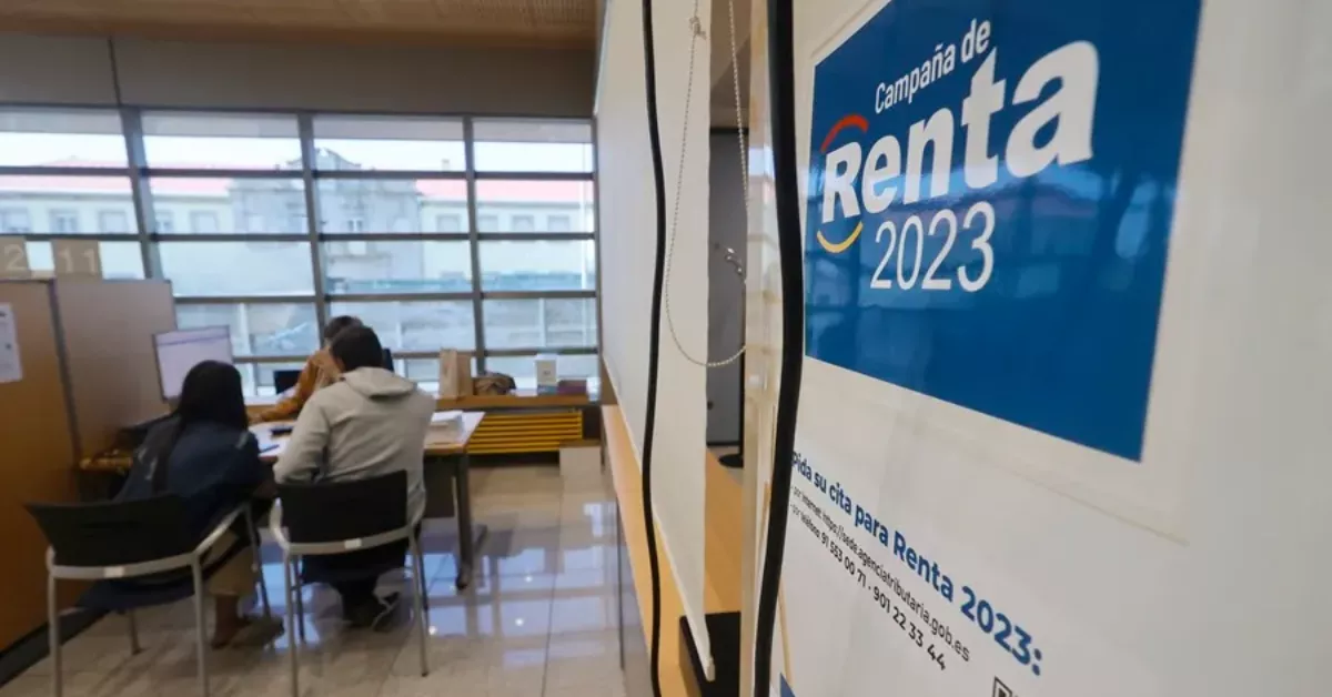 Imagen de dos personas realizando la declaración de la renta 2023 / EFE Imagen de dos personas realizando la declaración de la renta 2023 / EFE