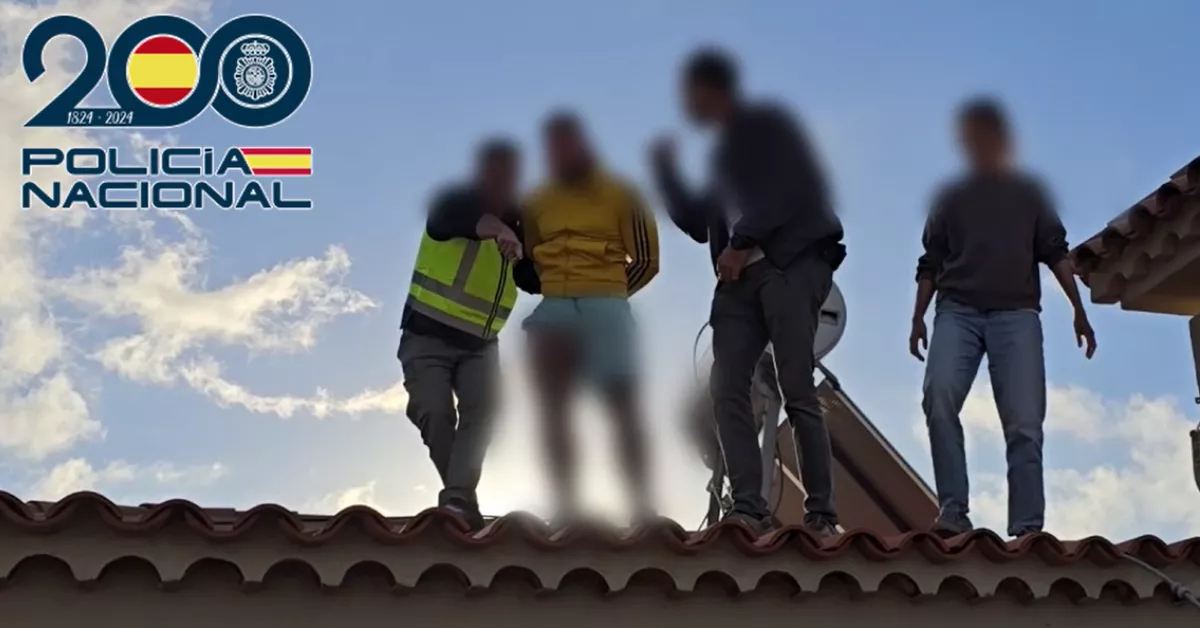 Momento en el que los agentes detienen al fugitivo en el tejado de una vivienda./POLICIA NACIONAL