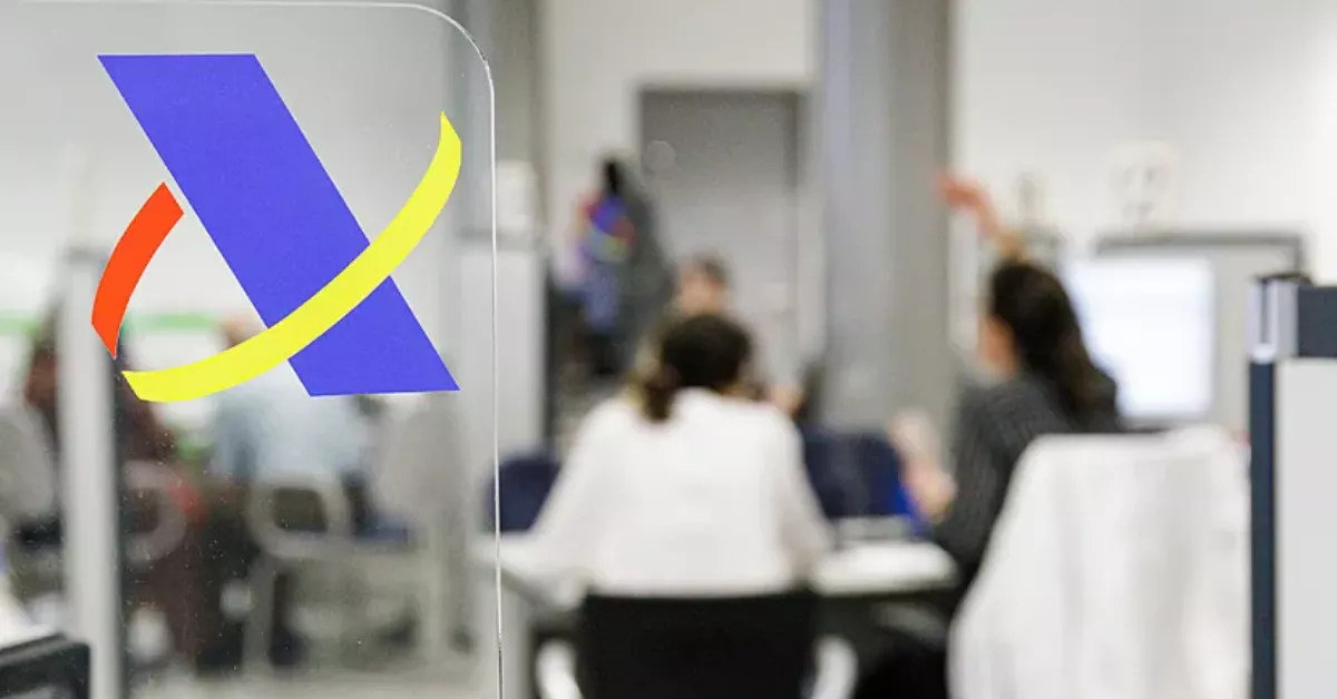 Imagen de una oficina de Hacienda y dos personas realizando la declaración de la renta / EUROPA PRESS