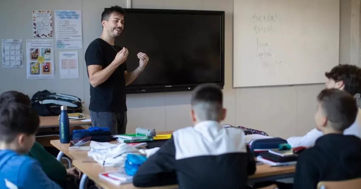 Un profesor dando clases en Canarias / EFE