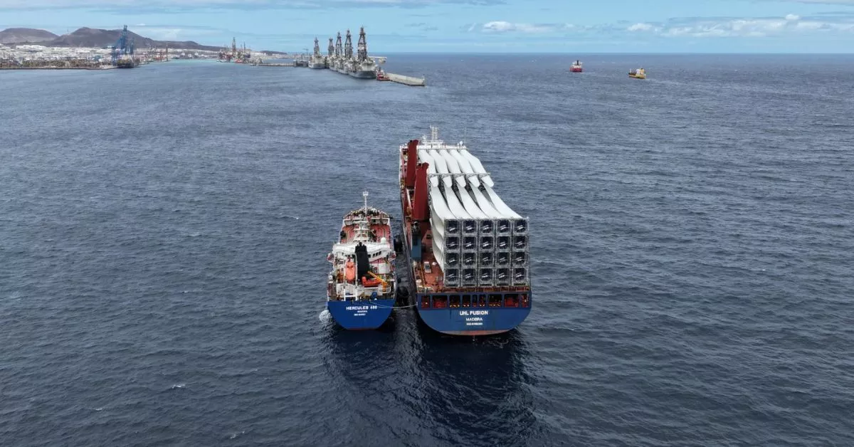 Una gabarra transfiere combustible a un buque ('bunkering') en el Puerto de Las Palmas, que vuelve a subir en cruceristas y contenedores. / AH