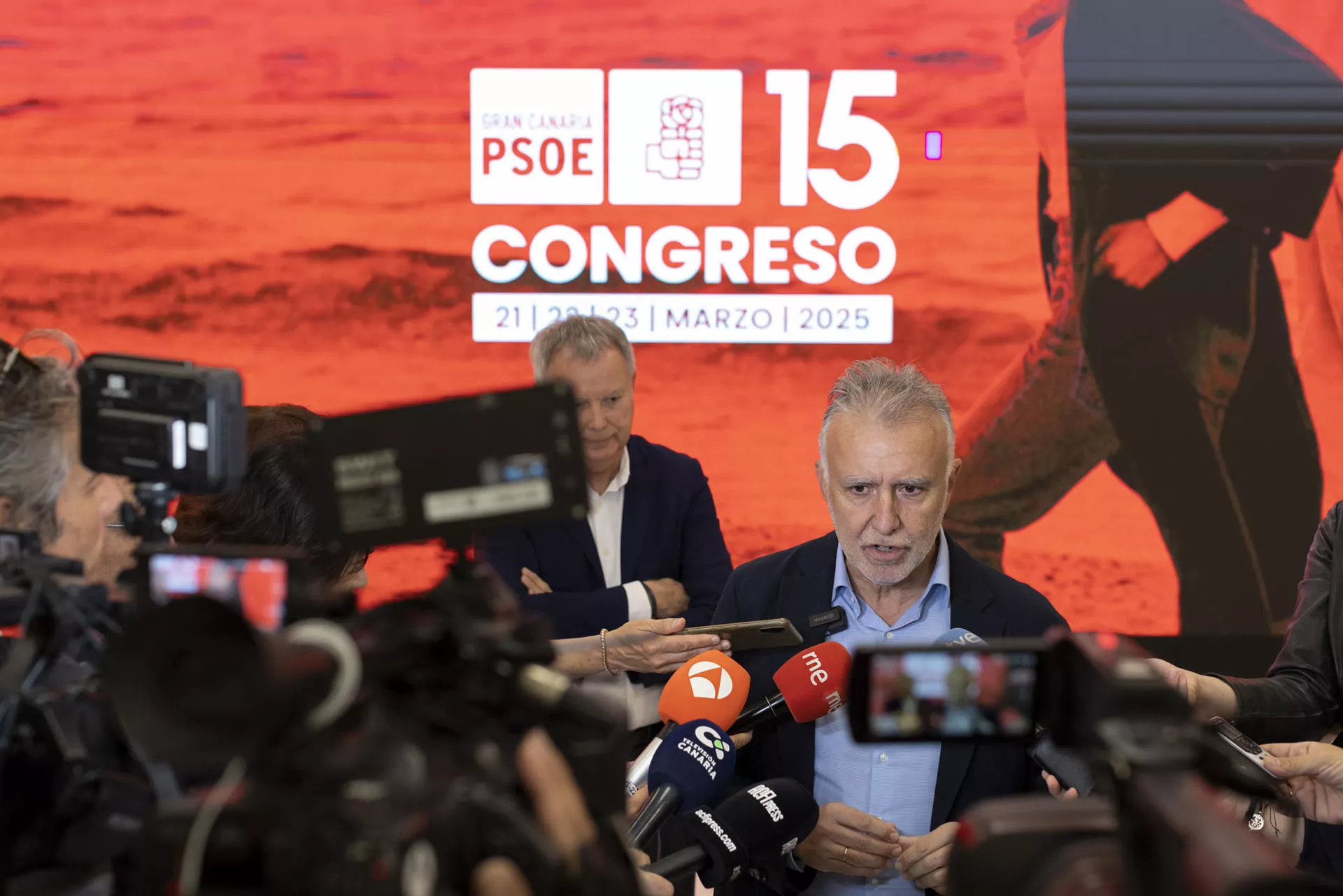 Ángel Víctor Torres, minutos después de anunciar que tiene cáncer de próstata. / QUIQUE CURBELO-EFE