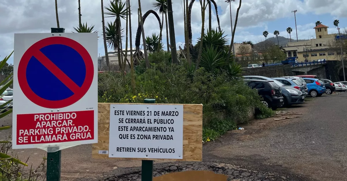 Cartel que avisa del cierre del aparcamiento cercano al aeropuerto de Los Rodeos. /AH