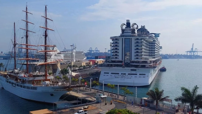 Cruceros atracados en el muelle de Santa Catalina, en el Puerto de Las Palmas. / AH