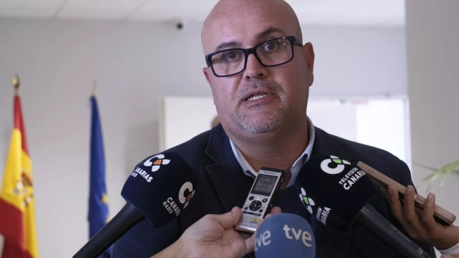 El gerente de Ashotel Juan Pablo González, atiende a los medios de comunicación en la reunión mantenida este lunes en la Dirección General de Trabajo del Gobierno de Canarias. / ÁNGEL MEDINA G.-EFE