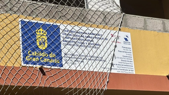Cartel en el que aparece el presupuesto y los plazos de ejecución de las obras. / AH