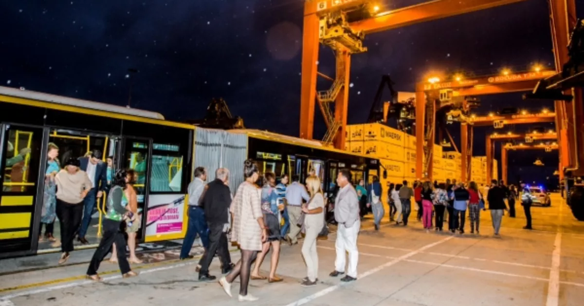 Imagen de un grupo de personas subiéndose en la guagua / GUAGUAS MUNICIPALES