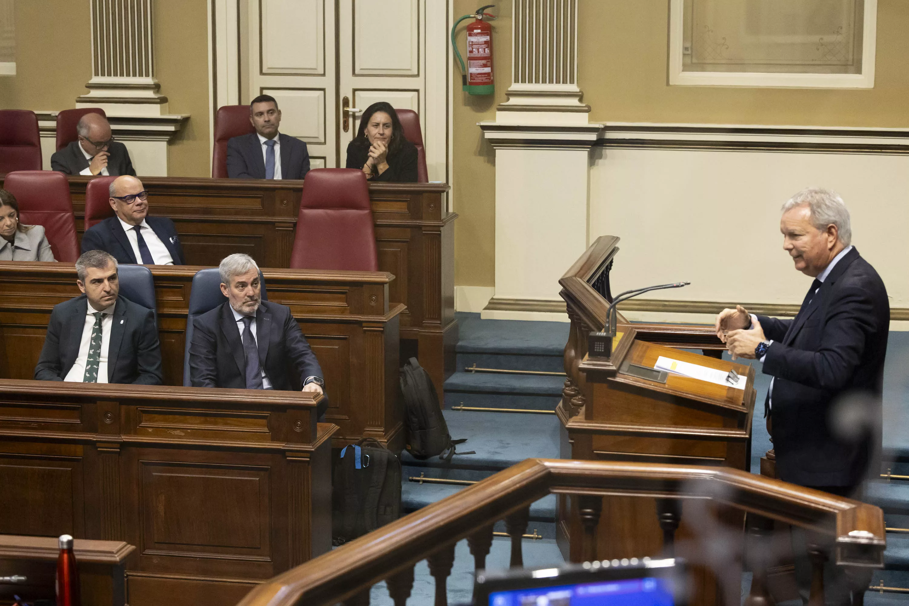 El portavoz del GP Socialista Canario, Sebastián Franquis, durante su intervención en el Pleno del Parlamento de Canarias que se celebró este martes. / MIGUEL BARRETO-EFE