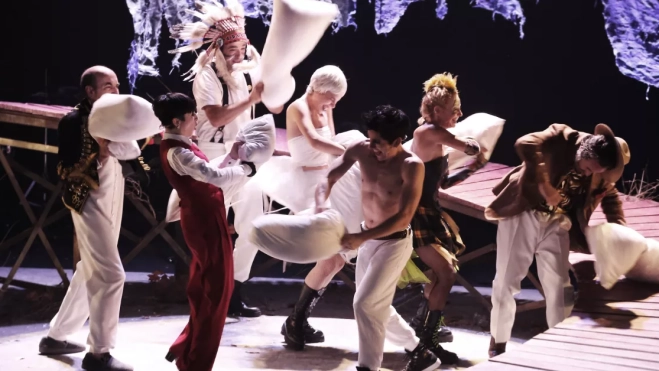 Escena de una guerra de almohadas en Peter&Pan / AH Escena de una guerra de almohadas en Peter&Pan / AH