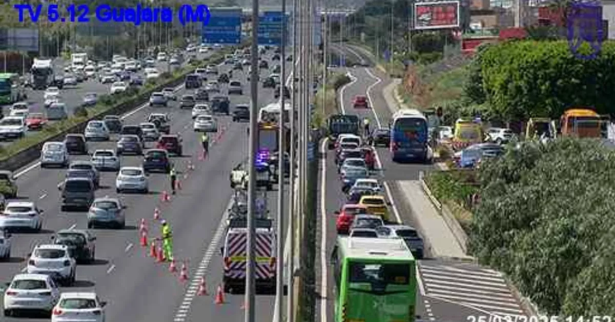 Una guagua escolar choca con una furgoneta en la TF-5: diez menores heridos y carretera colapsada./ AH