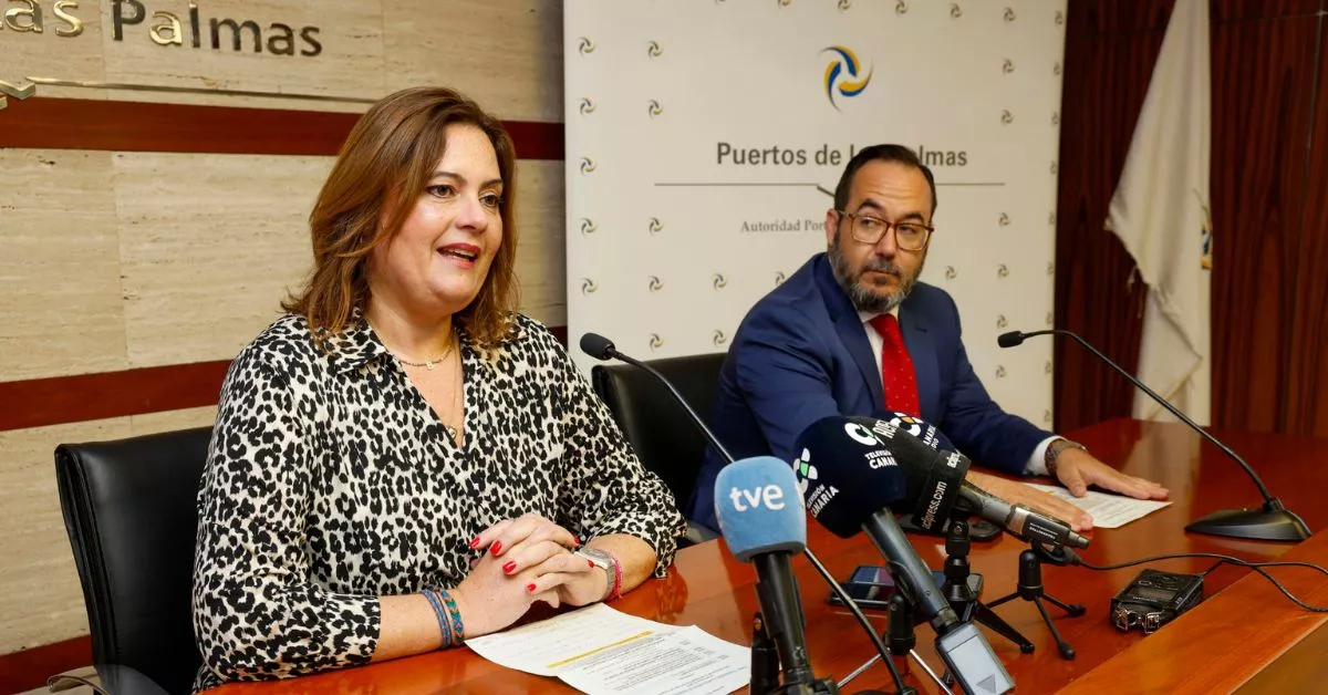 Beatriz Calzada e Ignacio Gallego presentan un curso que se va a impartir en el puerto de Las Palmas para formar a políticos, técnicos y periodistas en la gestión de alertas por contaminación marina. / EFE / Elvira Urquijo