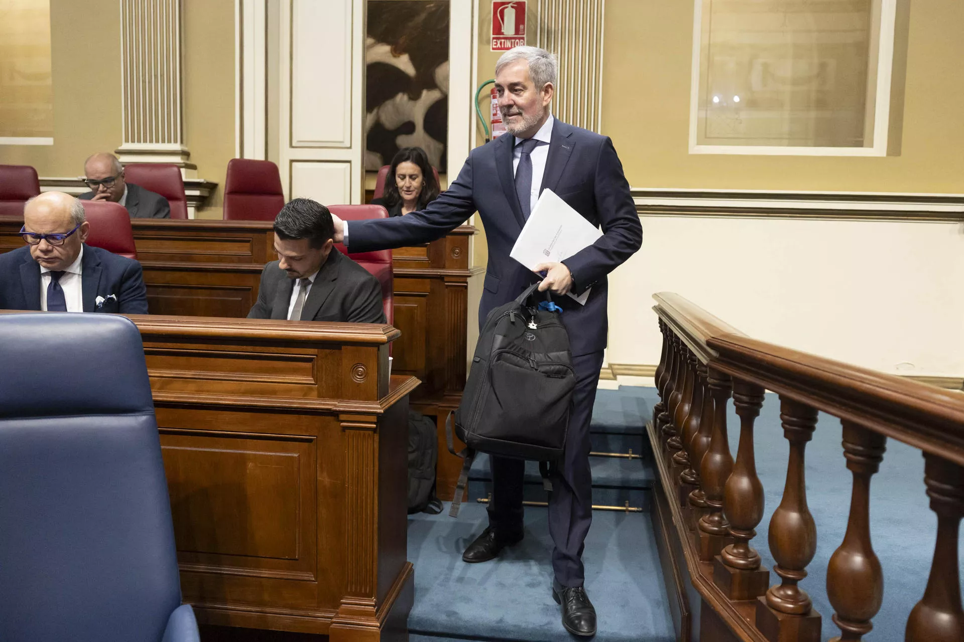 Clavijo, en la imagen, saluda a David Toledo en el Parlamento de Canarias. / MIGUEL BARRETO-EFE