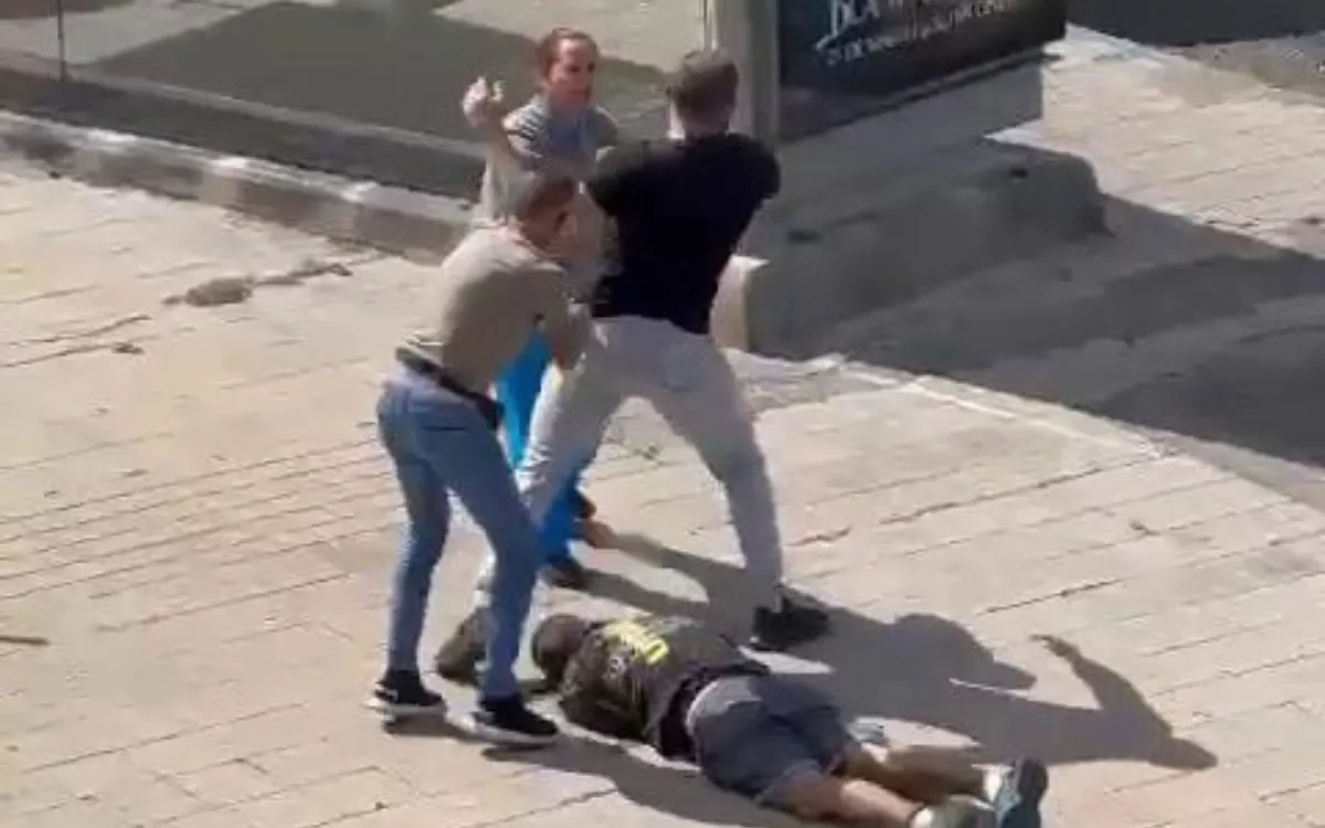 Un hombre saca un machete en plena pelea en Zárate ante la mirada de su hijo. / AH