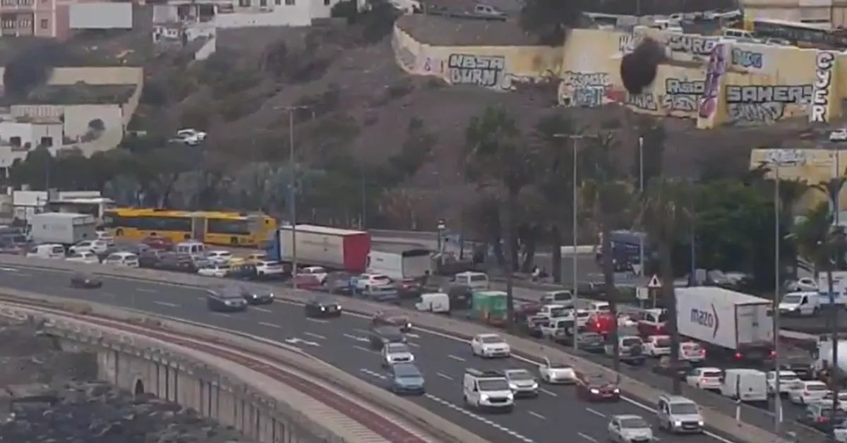 Cierre de túneles y camión averiado provocan fuertes retenciones en la GC-1 dirección sur./ AH