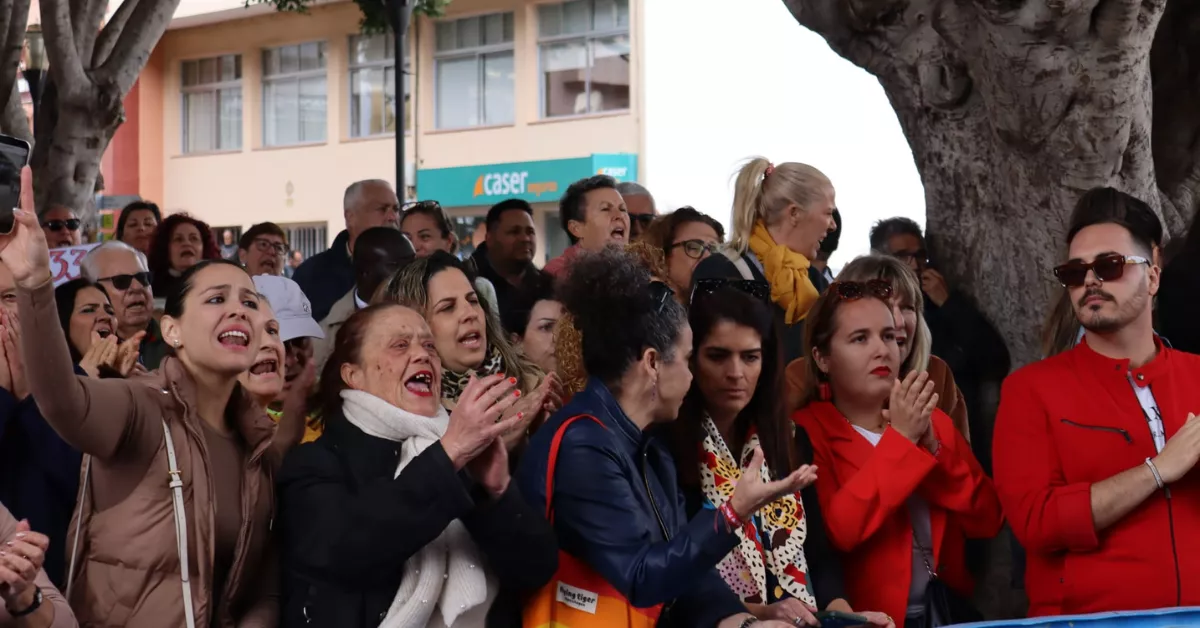Protestas a las afueras del Ayuntamiento de Granadilla por la moción de censura contra Jennifer Miranda tras un acuerdo de CC, PP y Vox./ AINOHA CRUZ