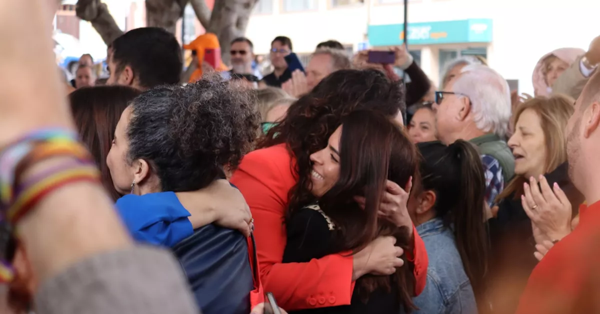 Jennifer Miranda (PSOE, de rojo) se abraza a una simpatizante al llegar al pleno en el que va a ser expulsada de la alcaldía de Granadilla de Abona por una moción de censura de CC, PP y Vox./ AINOHA CRUZ