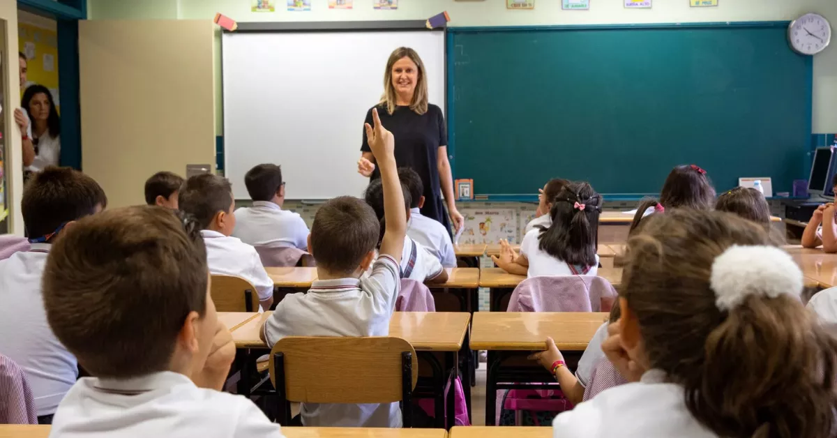 El retraso del 0,5% salarial deja a 33.000 docentes canarios sin cobrar 7,9 millones de euros. / EFE