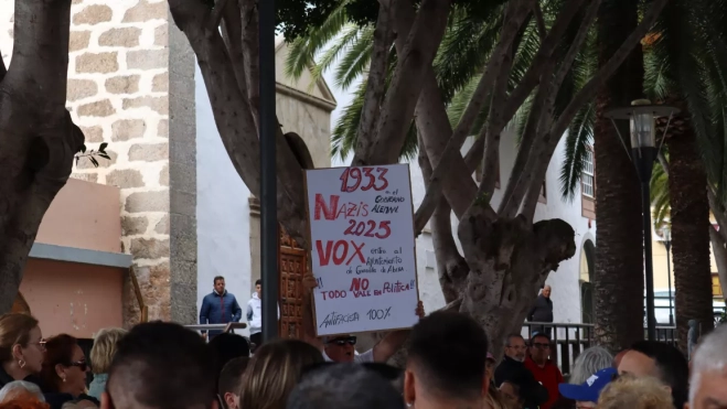 Cartel antifascista a las afuera del Ayuntamiento de Granadilla de Abona.AINOHA CRUZ AH