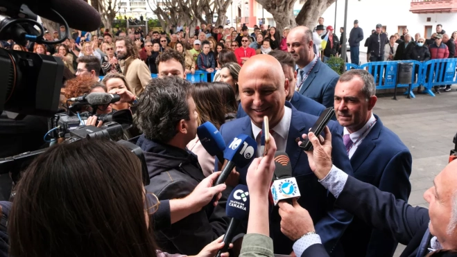 Llegada de Regalado al pleno de Granadilla de Abona.ALBERTO VALDÉS EFE