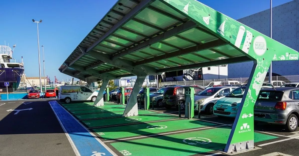 Aparcamiento de Sagulpa en el muelle Sanapú, cuyo suelo está previsto que se destine al proyecto Puerto-Ciudad, con el espacio liberado también de las naves de ayuda humanitaria. / AH