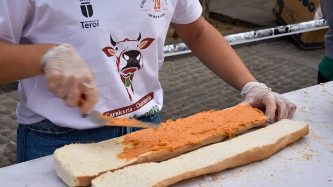 Una persona preparando un bocadillo de chorizo de Teror / AYUNTAMIENTO DE TEROR Una persona preparando un bocadillo de chorizo de Teror / AYUNTAMIENTO DE TEROR