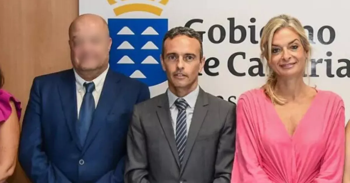 El director del Servicio Canario de la Salud, Carlos Gustavo Díaz, con la consejera de Sanidad a la derecha, Esther Monzón./ ARCHIVO