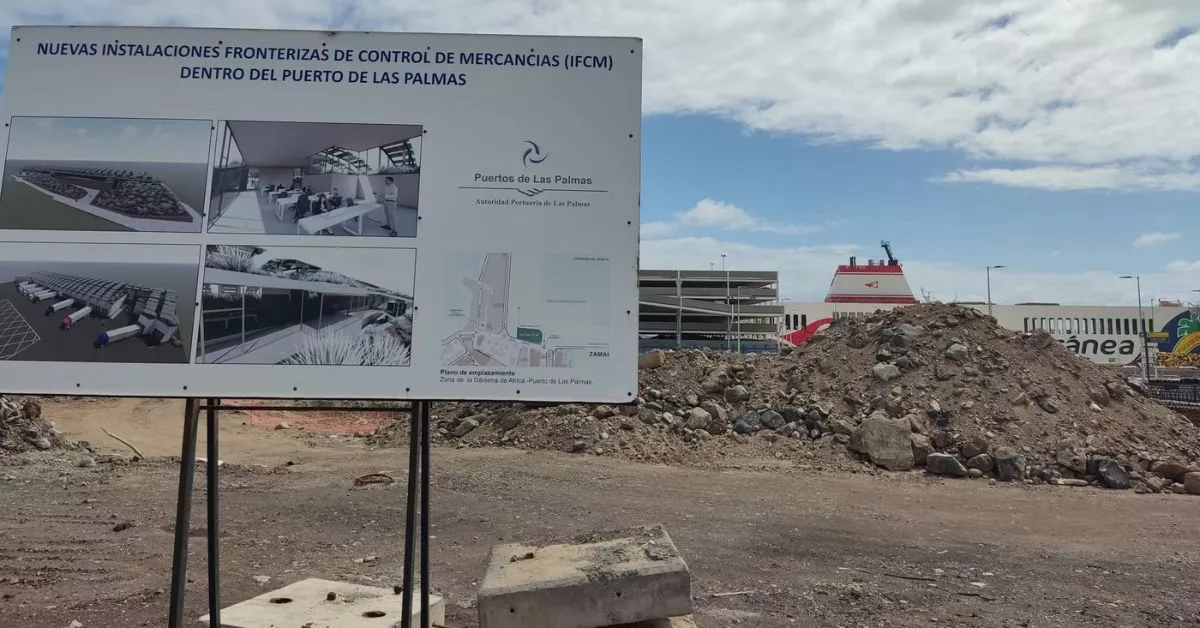 Cartel de la obra del Punto de Inspección Fronterizo, que está parada por los problemas de cimentación de la parcela, pendiente de volverse a licitar. / AH