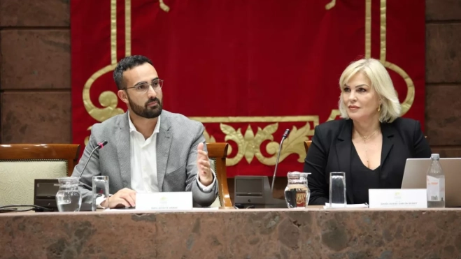 Raúl Acosta (AHI) y Elena García Hurst, experta en inmigración canaria en Estados Unidos. / AH