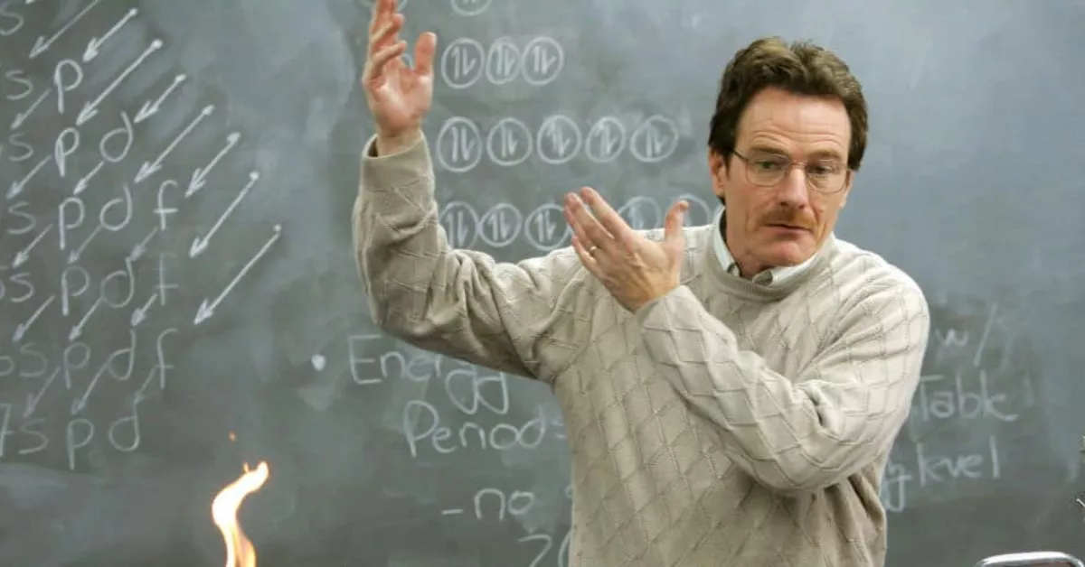 Walter White, personaje de Breaking Bad, dando clases de química / BREAKING BAD