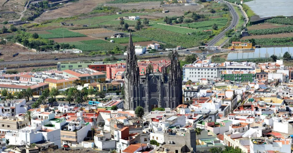 Imagen aérea del pueblo de marr y montañ de Canarias / HOLA ISLAS CANARIAS