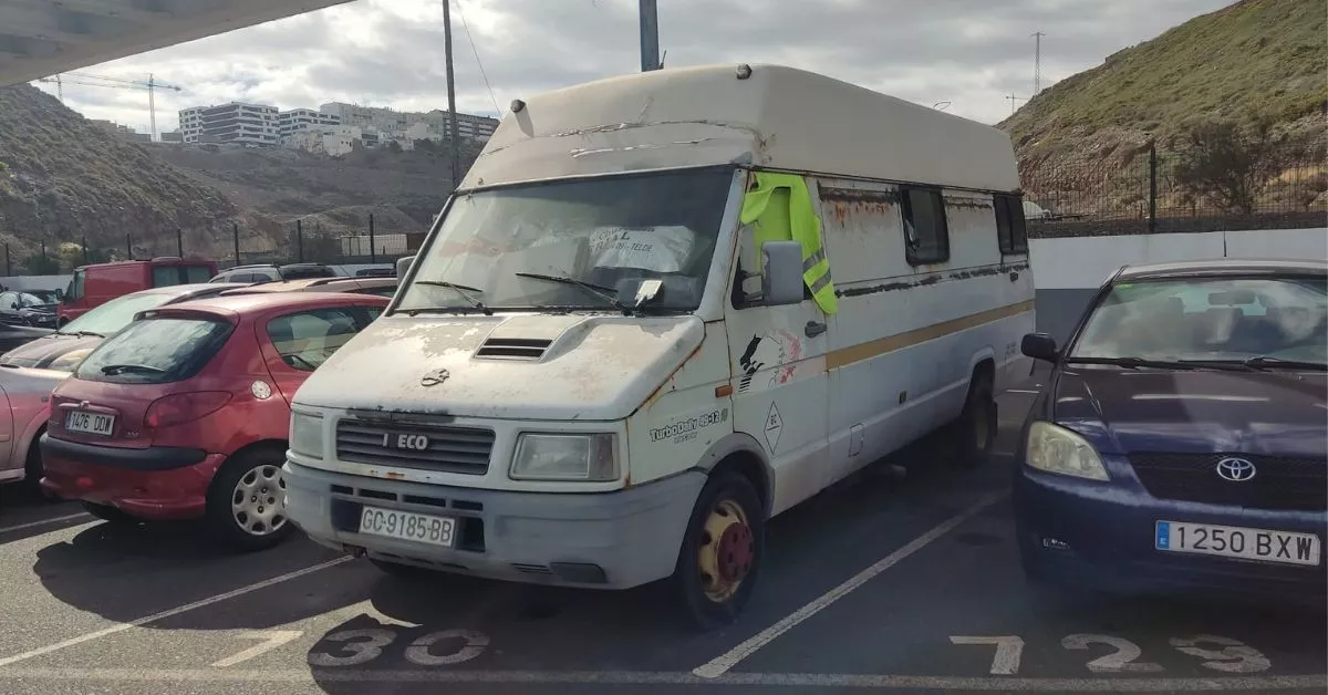 La furgoneta en la que reside un abonado de Sagulpa en el parking municipal de El Rincón. / AH