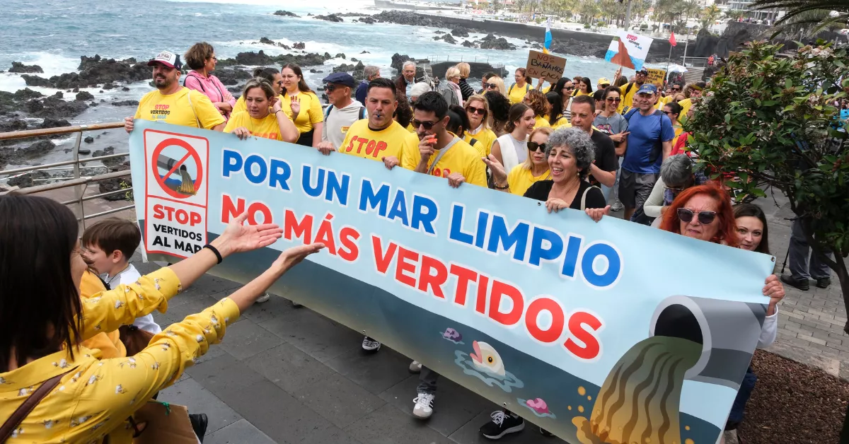 Manifestación Puerto de la Cruz para reclamar una solución para Playa Jardín. / ALBERTO VALDÉS-EFE