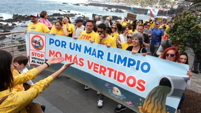 Manifestación Puerto de la Cruz para reclamar una solución para Playa Jardín. / ALBERTO VALDÉS-EFE