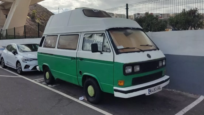 Una furgoneta camper estacionada en El Rincón de manera permanente. Entró a Sagulpa antes de que a finales del año pasado se colocasen los gálibos contra estos vehículos vivienda. / AH 