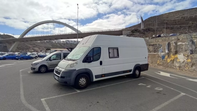 Otro de los furgones vivienda que permanecen estacionados en El Rincón. / AH