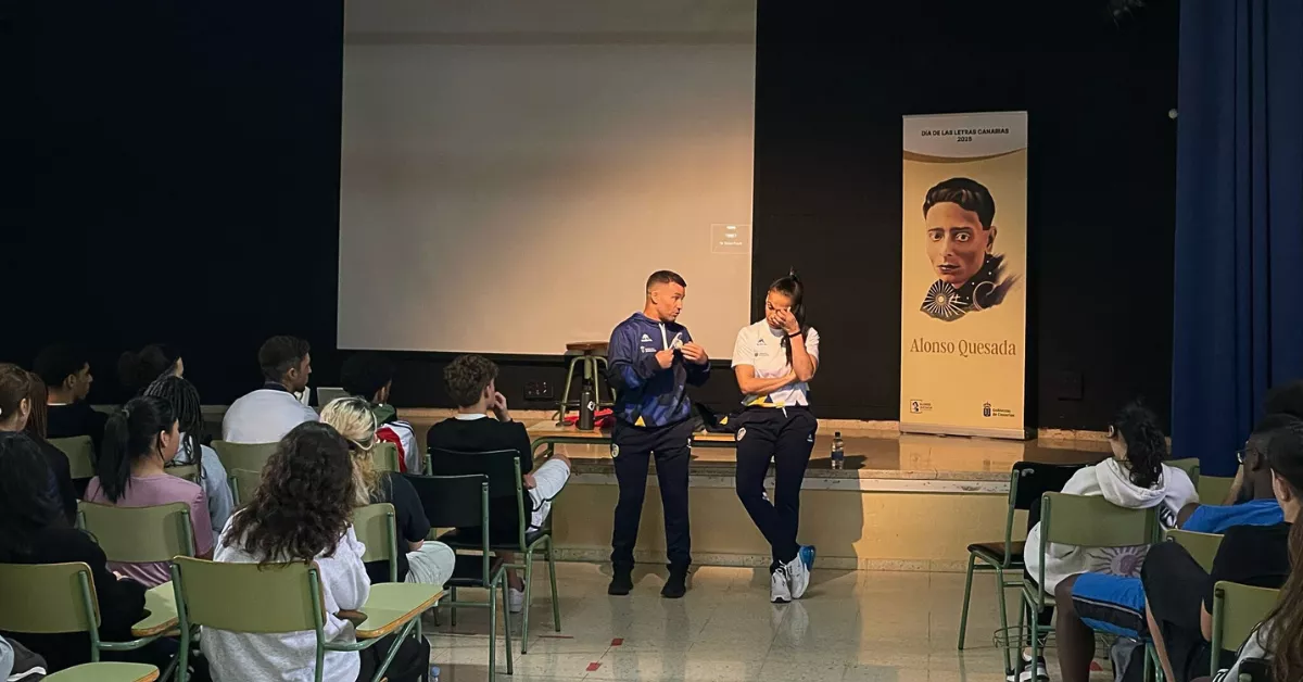 Charla de los deportistas Julio Santana y Minerva Montero Pérez con el alumnado del IES Alonso Quesada / AH