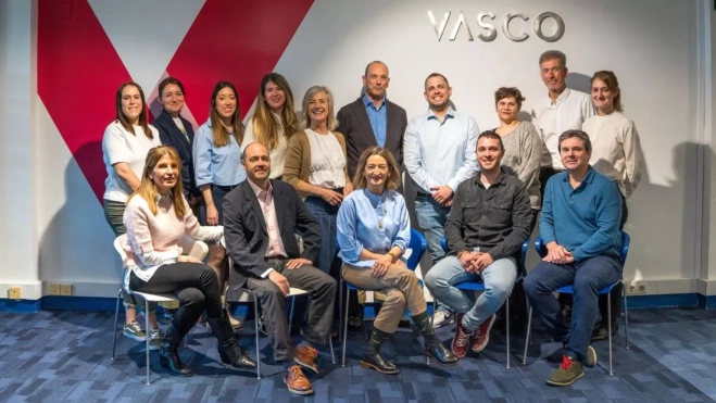 El director general de Vasco Shipping, Mikel Urrutia, en el centro de la imagen, rodeado del resto de la plantilla. / AH
