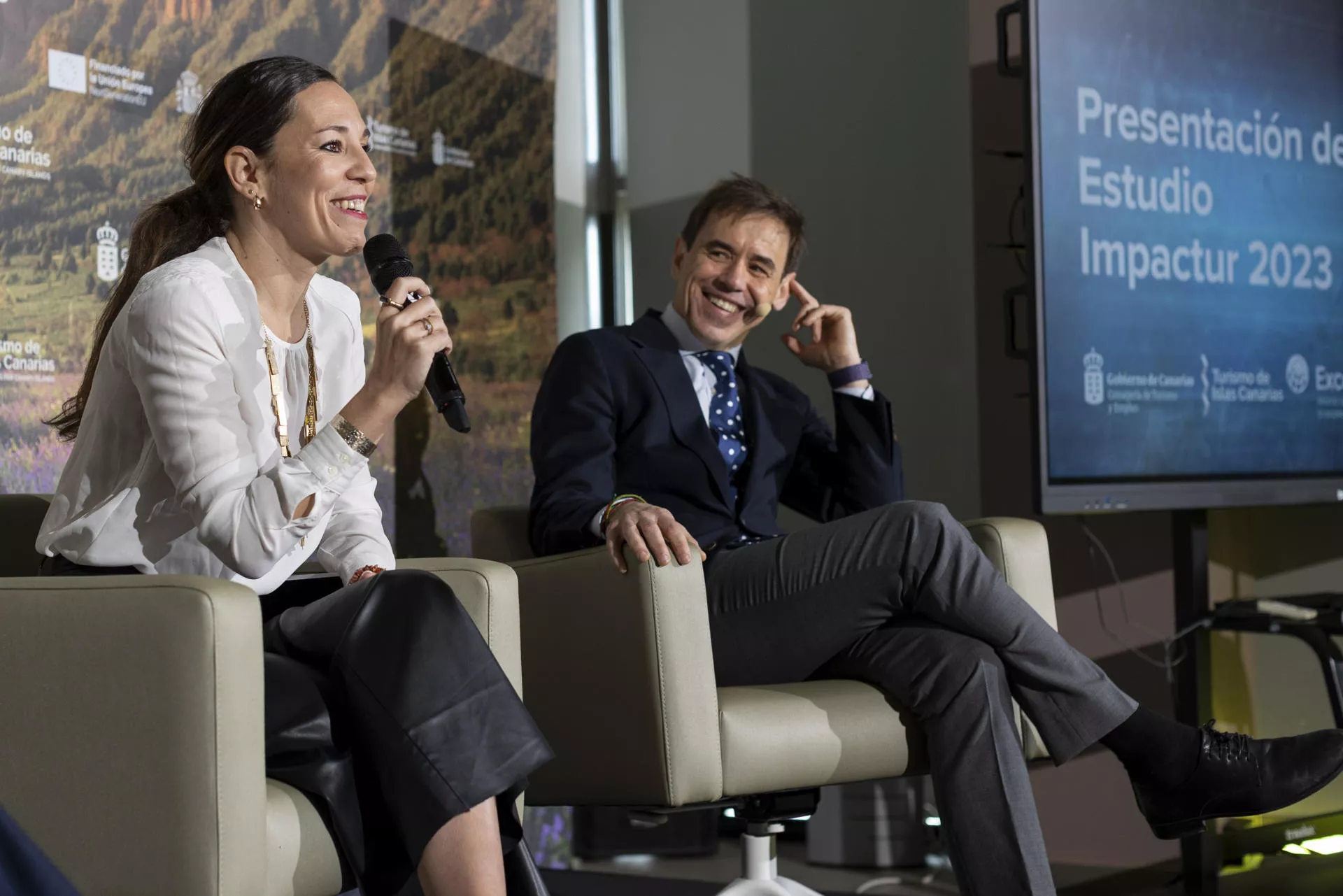 Exceltur avisa: el turismo en Canarias debe subir de nivel y generar más valor social. En la imagen, Jéssica de León y Óscar Perelli. / QUIQUE CURBELO-EFE