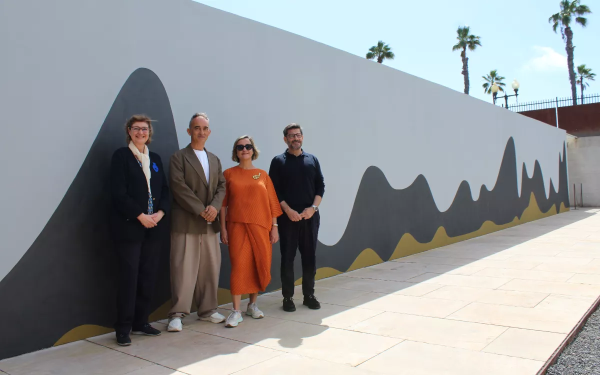 La Fundación Chirino rinde homenaje al escultor con un mural que recorre sus 80 años de arte. De izquierda a derecha, en la imagen, Marta Chirino, Pablo San José, Cynthia Viera y Jesús M. Castaño, ante el mural en la sede de la Fundación.