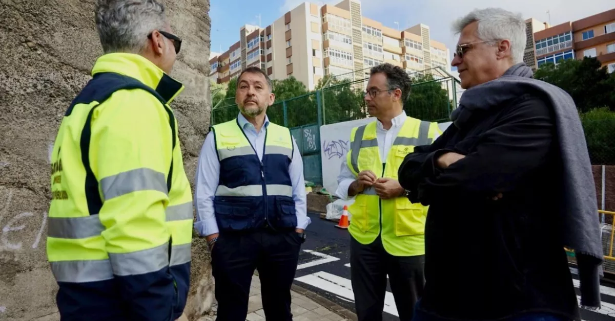 El alcalde José Manuel Bermúdez y el concejal Carlos Tarife en el inicio de las obras / AYUNTAMIENTO DE SANTA CRUZ