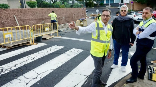 El alcalde José Manuel Bermúdez y el concejal Carlos Tarife en el inicio de las obras / AYUNTAMIENTO DE SANTA CRUZ (1)