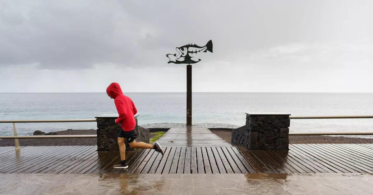 Imagen de una persona corriendo durante un día de borrasca / EFE