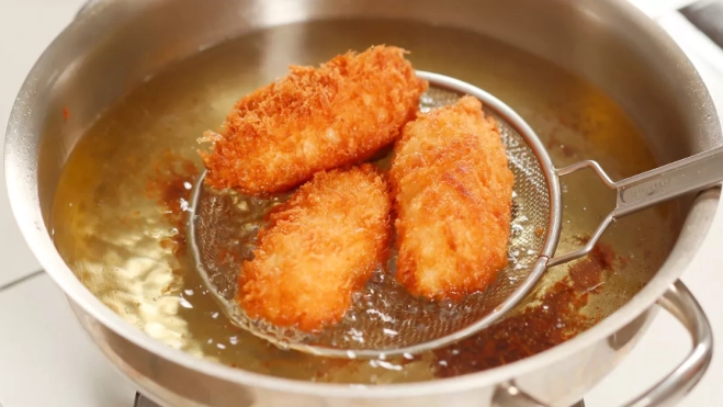 Imagen de unas croquetas en la freidora / PEXELS