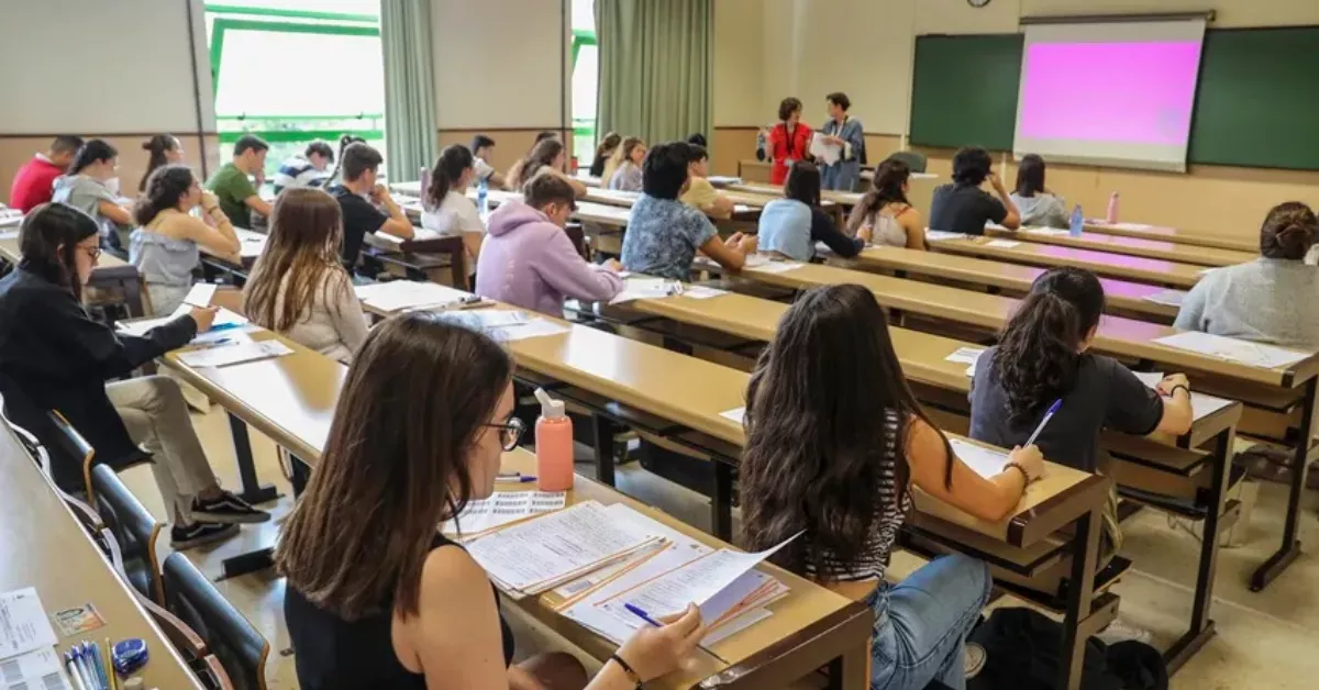 Imagen de alumnos en la Universidad. / EFE