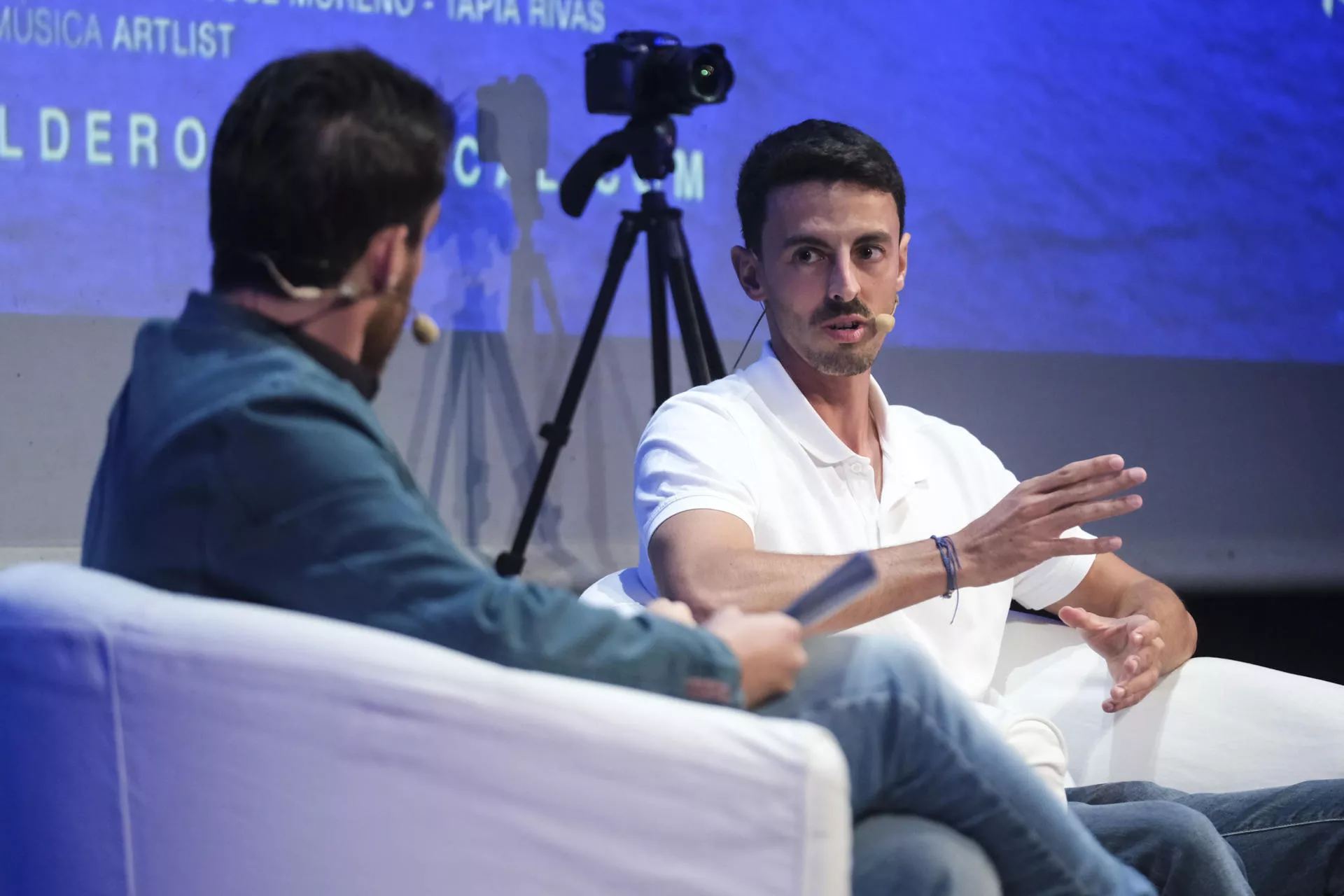 El divulgador y graduado en Ciencias del Mar, Felipe Ravina (d), ha presentado ha presentado el documental "Nika, el calderón tropical" , que codirige junto a José Hernández/. EFE/Alberto Valdés